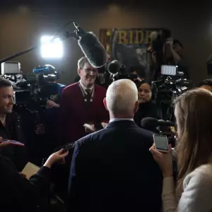 El ex vicepresidente estadounidense Mike Pence, centro, habla con los medios el 15 de febrero de 2023, en Cedar Rapids, Iowa.