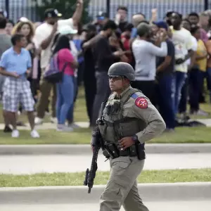 Un agente policial vigila durante el desalojo de clientes y personal de un centro comercial en que se registró un tiroteo, el sábado 6 de mayo de 2023, en Allen, Texas.