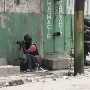 Agentes de policía participan en un operativo antipandillas en el vecindario Portail de Puerto Príncipe, Haití, el martes 25 de abril de 2023.