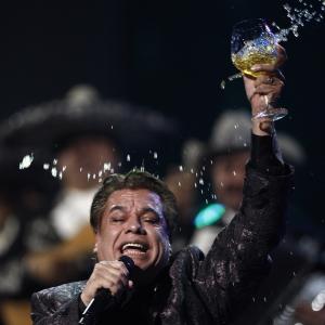 El cantante mexicano Juan Gabriel murió el 28 de agosto de 2016 a los 66 años de edad.