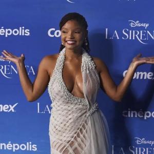 La actriz Halle Bailey posa en la alfombra azul de la película La Sirenita en la Ciudad de México el 11 de mayo de 2023.