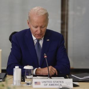 El presidente de los Estados Unidos, Joe Biden, asiste a una reunión