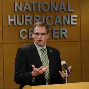 Mike Brennan, director del Centro Nacional de Huracanes, hace declaraciones durante una conferencia de prensa en Miami, el miércoles 31 de mayo de 2023.
