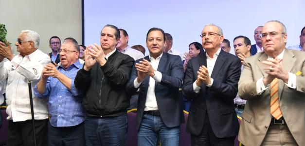 Francisco Javier García junto a Abel Martínez, Danilo Medina y otros miembros del Partido de la Liberación Dominicana.