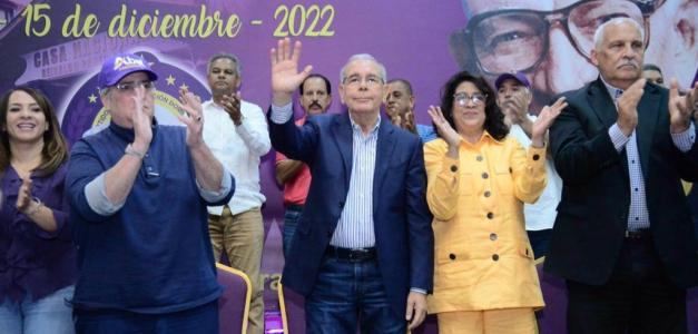 Danilo Medina saluda en la asamblea de dirigentes celebrada el viernes 26 de mayo en la casa nacional del PLD