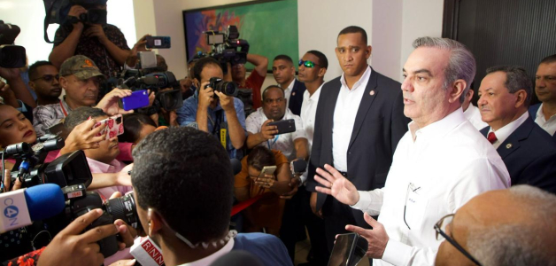 El presidente Luis Abinader responde preguntas de los periodistas dominicanos el 26 de abril de 2023.