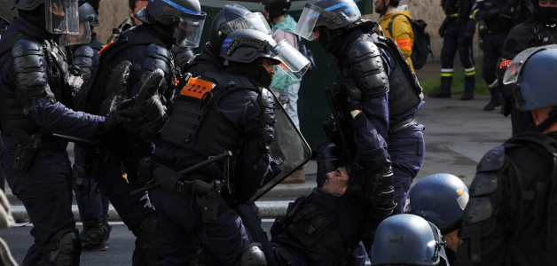 Los policías atienden a un colega herido durante una manifestación el Primero de Mayo (Día del Trabajo), para conmemorar el día internacional de los trabajadores.