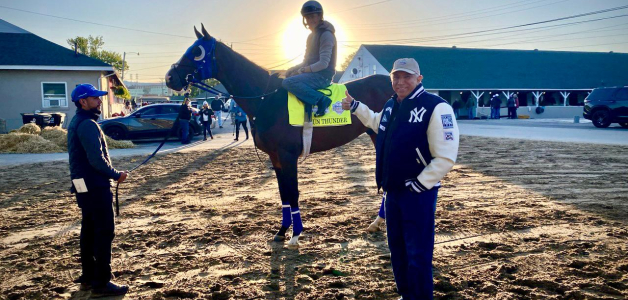 El doctor Ramón Tallaj al lado de su caballo Sun Thunder, que estará compitiendo en el Derby de Kentucky este sábado.