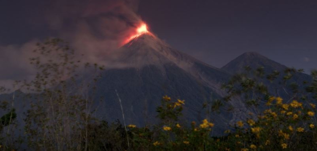 El volcán de Fuego, o volcán de Fuego, arroja lava fundida y ceniza caliente desde su cráter en Escuintla, Guatemala, en noviembre de 2018. Foto de archivo