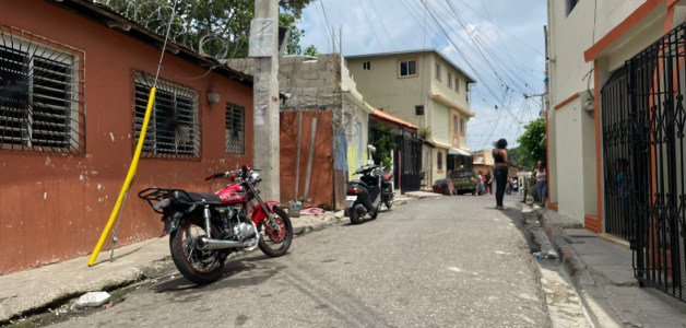 Según un informe policial, los atacantes encapuchados se transportaban en una motocicleta, y llegaron a una esquina del sector Villa Bartola y, sin mediar palabras, comenzaron a disparar al callejón.