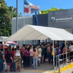 Cientos de madres en Santiago acuden a entidades bancarias a retirar el bono “El cariñito”