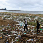 Persiste la basura, botellas plásticas y lilas en la Playa Montesinos