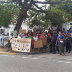 Padres protestan frente Ministerio de Educación por estado paupérrimo del liceo profesor Félix Peña