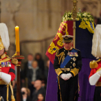 El rey Carlos III y sus hermanos despiden a Isabel II