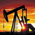 El petróleo cierra en alza un año de incertidumbre