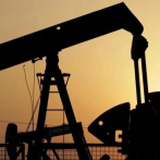 Petróleo alcanza mínimo en un mes ante demanda que amenaza con caer