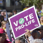 DeSantis firma la prohibición del aborto de 6 semanas