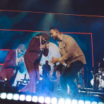 Juan Luis Guerra y Romeo Santos cantan el éxito “Frío, frío” en el Madison Square Garden