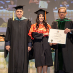Una joven con discapacidad vence obstáculos y se gradúa