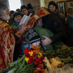 Familiares entierran a niños muertos en Uman tras ataque ruso con misiles