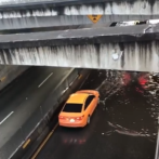 Charcos de agua congestionan tránsito en la 27 de Febrero