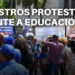 Maestros protestan frente a Educación exigiendo aumentos salariales y otras mejoras para el sector