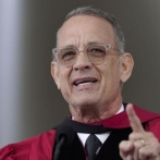 Tom Hanks insta a los graduados de Harvard a defender la verdad y resistir la indiferencia