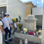 En Santiago familiares acuden a cementerios para llevarle un “regalito” a las madres que ya no están