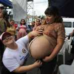 Peculiar concurso de la panza más grande celebra la maternidad en Nicaragua