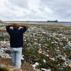Persiste la basura, botellas plásticas y lilas en la Playa Montesinos