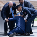 Biden se tropieza y cae al suelo durante una ceremonia en una academia militar