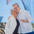 Luis Abinader felicita a todas las madres dominicanas que “iluminan con amor y ternura”