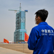 China enviará el martes a un civil al espacio por primera vez