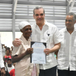 Abinader entrega más de tres mil títulos en La Ciénaga