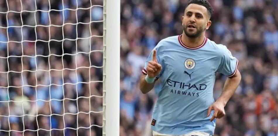 Riyad Mahrez del Manchester City celebra después de anotar el segundo gol de su equipo durante el partido entre el Manchester City y el Sheffield United en el estadio de Wembley, en Londres, el sábado 22 de abril de 2023. (Foto AP/Alastair Grant)