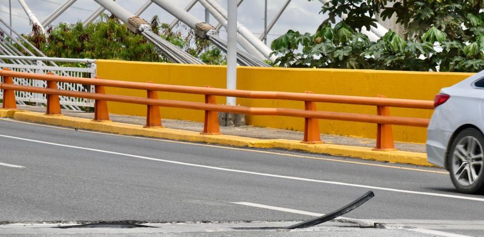 Levantamientos en uno de los compensadores de tensión del Puente Juan Pablo Duarte.