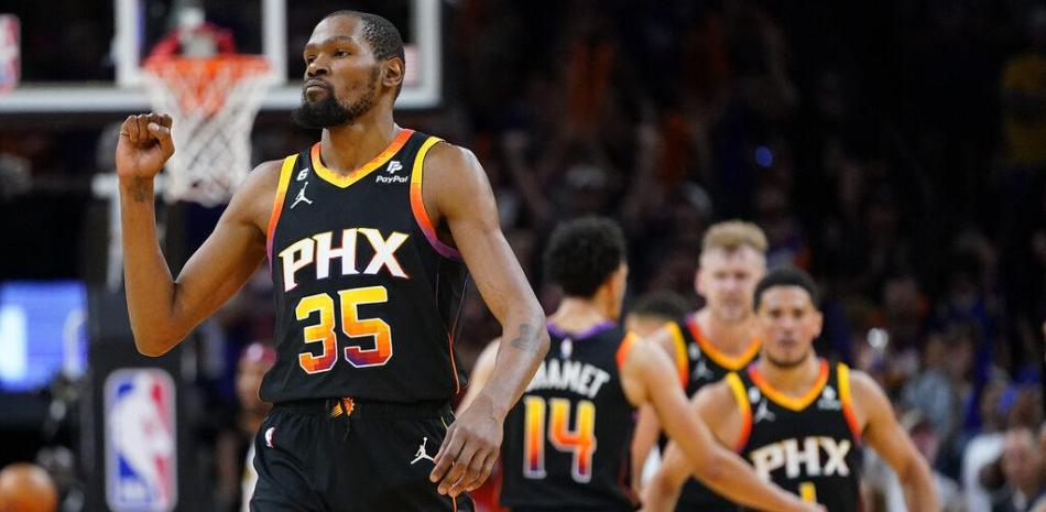Durant fue clave en la victoria por los Suns que viajan a Denver con la serie empate.