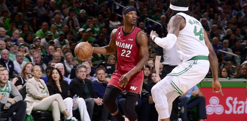 Jimmy Butler, de los Heat, maneja el balón ante la defensa de Robert Williams III, de los Celtics, en el primer partido de la final del Este en los playoffs de la NBA.