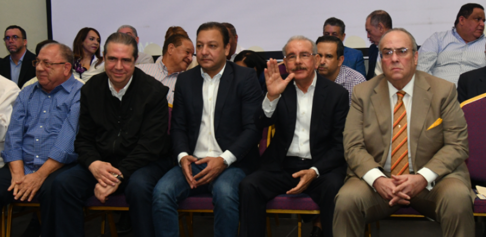 José Ramón Fadul, Francisco Javier García, Abel Martínez, Danilo Medina y Charlie Mariotti en una reunión del comité central.