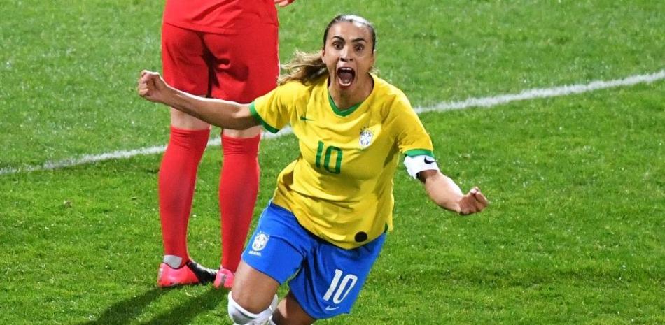 La brasileña Marta Silva celebra después de marcar un gol durante el partido de fútbol femenino del torneo francés entre Brasil y Canadá en el Estadio EpopEe en Calais, norte de Francia, el 10 de marzo de 2020