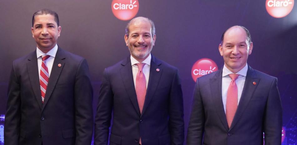 Ejecutivos de Claro Dominicana muestran los nuevos planes de expansión de la empresa.