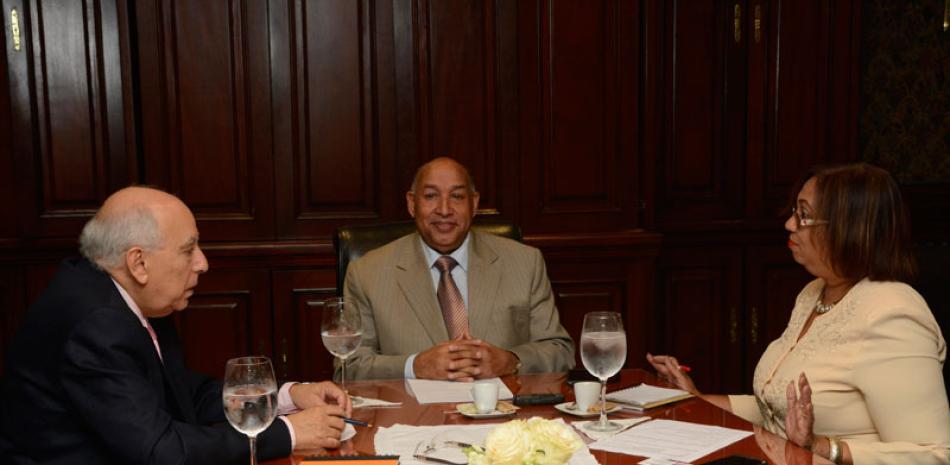 Encuentro. Antonio Cruz Rojas, presidente del Consejo Nacional de Comerciantes y Empresarios de República Dominicana (Conacerd), Juan Guiliani Cury, y Cándida Acosta.