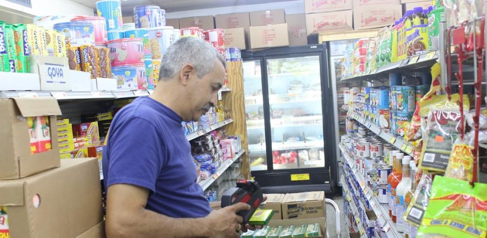 Freddy Castillo arregla la mercancía en Orlando Latin Market, un supermercado que sirve a la comunidad latina en St. Pete, Florida.