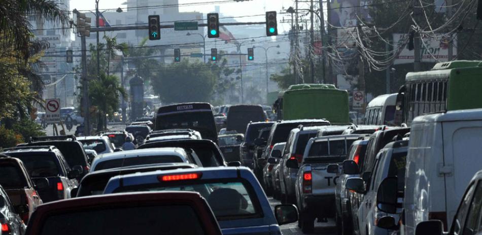 Tapones. Para conductores y transportistas, el caos en el tránsito urbano en la capital sigue siendo un problema para la circulación en calles y avenidas, debido a los constantes tapones.