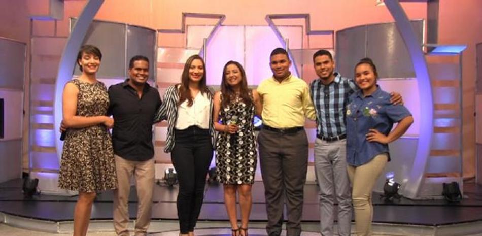 Protagonistas Finalistas Del Reality Mi Voz Para Cristo Junto A La Conductora Del Espacio 2464