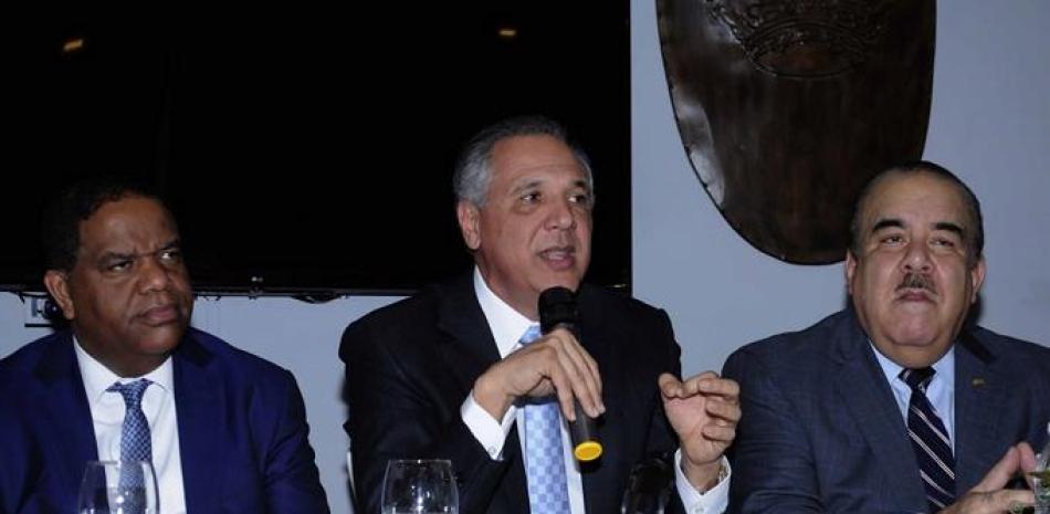 José Ramón Peralta mientras ofrecía los detalles en compañía del ministro de Deportes, Danilo Díaz, y Cristóbal Marte, director del Proyecto de Selecciones Femeninas.