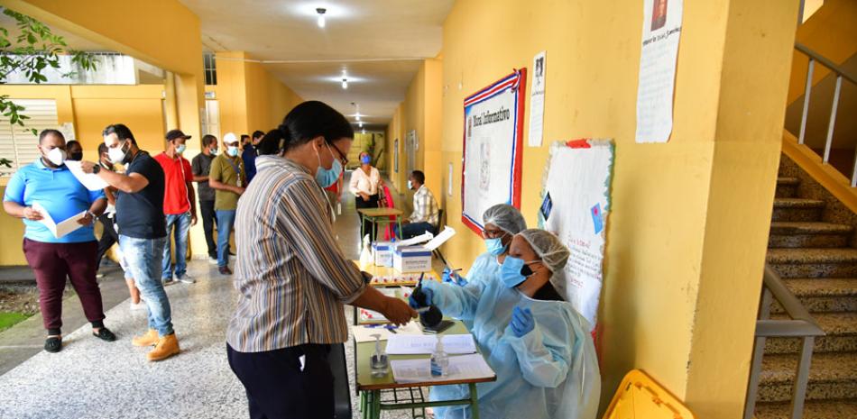 Se realizó un operativo médico en el liceo Unión Panamericana para aplicar pruebas de PCR a todo el personal del centro educativo. RAÚL ASENCIO/LISTÍN DIARIO