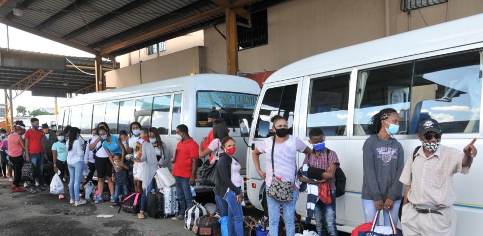 Pasajeros hacían ayer largas filas para viajar a distintas provincias del Sur del país para pasar las navidades con sus familiares. Foto: Adriano Rosario. Listín Diario.