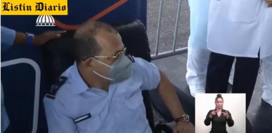 El coronel luego de recibir la primera dosis de la vacuna en el hospital Ramón de Lara, en Santo Domingo Este.