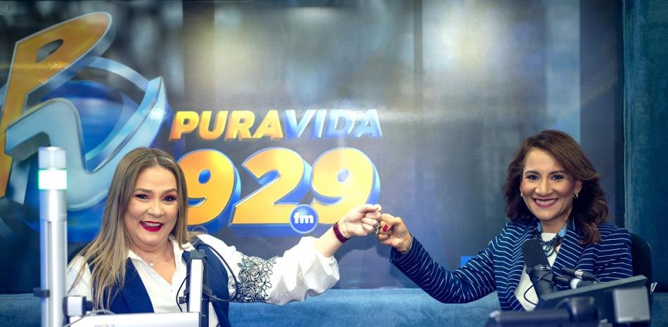 La comunicadora Jatnna Tavárez se estrena en la radio dominicana a través de espacio “Aquí entre nos”, por Pura Vida FM, donde compartirá la conducción con la especialista en Alta Gerencia Zoraima Cuello.